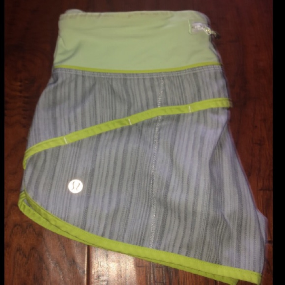lulu lemon (tracker short IV) shorts!!size 4